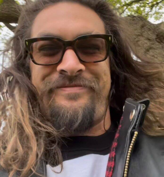 When the motorcyclist, who was traveling in the opposite direction, ended up colliding with him on a curve. The motorcyclist would have crossed the lane and hit Momoa's car, hitting the left front of the vehicle, an Oldsmobile 442. (Photo: Instagram)