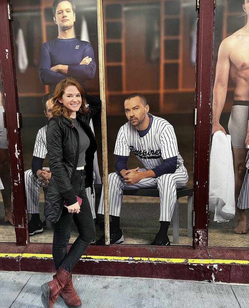 Sarah Drew, 41, went to honor Jesse Williams, 40, at the theater, the actor is in theaters with the play “Take Me Out”, on Broadway. (Photo: Instagram release)