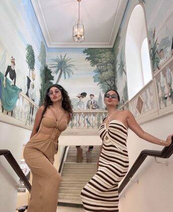 On Monday (29), Hudgens posted another carousel of photos with her sister, the two posed on a staircase and in the middle of foliage. (Photo: Instagram release)