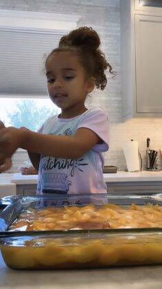 In the end, she plays by eating what fell on the counter. And show the end result of the pie. (Photo: Instagram release)