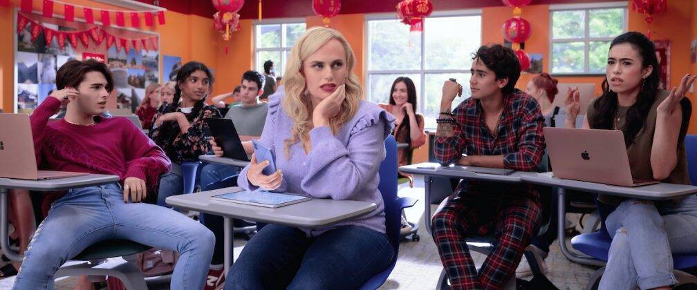 In "Senior Year", Rebel Wilson plays Stephane, a teenager who has an accident during a performance as a cheerleader and wakes up from a coma 20 years later, now she tries to pick up where she left off. The film features iconic references from the 2000s. (Netflix release)
