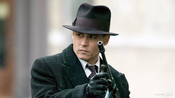 Public Enemies (2009). Directed by Michael Mann, the film follows the story of John Dillinger (Depp), an audacious and violent criminal, but who attracted public opinion in his favor, mainly because he claimed to withdraw the money they stole from citizens from banks. Thus, arresting the assailant has become an obsession of President J. Edgar Hoover, who, willing to do anything to strengthen the FBI, places Dillinger as public enemy number one. (Photo: Universal Pictures release)