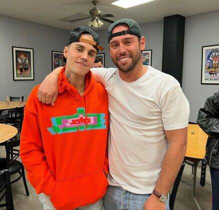 Justin in the company of his manager. (Photo: Instagram)