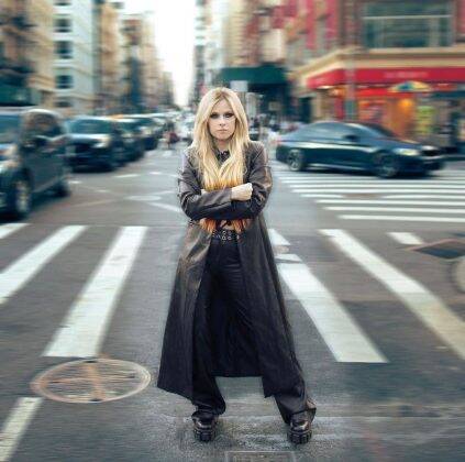 Avril took advantage of her visit to New York to recreate an iconic scene from her early career. (Photo: Instagram)