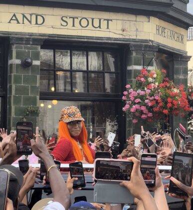 At one point, Minaj got out of the car to organize interaction with admirers who were euphoric and eager for a record with the idol. (Photo: Instagram release)