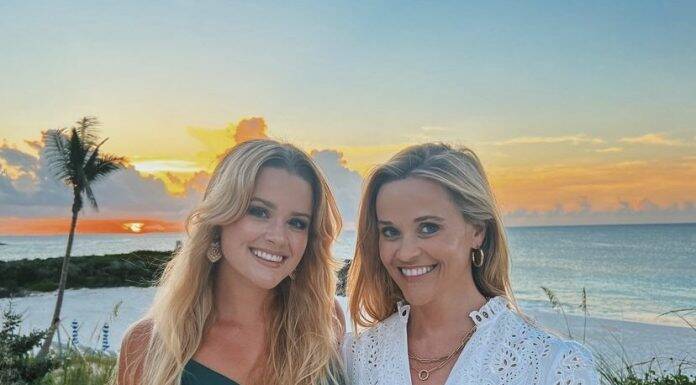 "Love sharing the sunset with my girl. Especially when she fixes my makeup". (Photo: Instagram release)