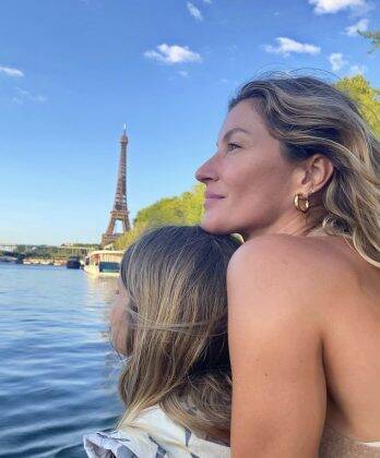 Gisele Bündchen and her daughter in Paris. (Photo: Instagram release)