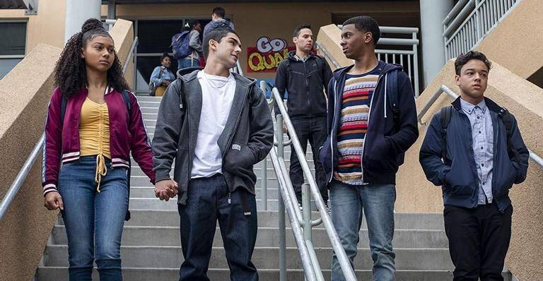 On My Block (2018). The series takes place in a marginalized neighborhood of Los Angeles and follows the daily lives of four teenagers, who end up having their friendship tested by the most varied difficulties. (Photo: Netflix release)