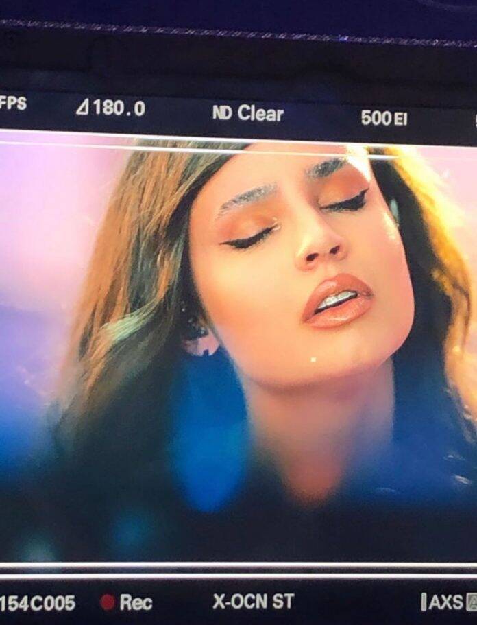 In the clip, Sofia appears in different clothes, and in another scenario, on the piano. (Photo: Instagram)