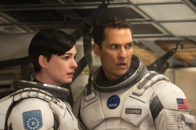Interstellar (2014). After seeing the Earth consuming a good part of its natural reserves, a group of astronauts receives the mission to verify possible planets to receive the world population, allowing the continuation of the species. Cooper (Matthew McConaughey) is called to lead the group and accepts the mission knowing he may never see his children again. Alongside Brand (Anne Hathaway), Jenkins (Marlon Sanders) and Doyle (Wes Bentley), he will continue his search for a new home. Over the years, her daughter Murph (Mackenzie Foy and Jessica Chastain) will embark on her own journey to also try to save the planet's population. (Photo: Paramount Pictures release)