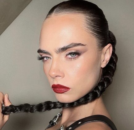 Cara Delevingne has worried her fans in recent weeks when she was photographed barefoot and disoriented at the airport in Los Angeles. The model spoke out for the first time since the images, last Tuesday (20), when responding to a tweet made by writer Molly Knight, who showed support for her recovery. (Photo: Instagram release)