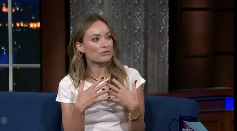 In an interview with The Late Show with Stephen Colbert, last Wednesday (21), Olivia Wilde commented on the rumor involving Harry Styles and Chris Pine. The director of "Don't Worry Darling" denied that Styles spit on Pine during the Venice Film Festival. (Photo: CBS release)