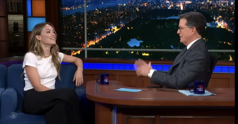 Olivia Wilde spoke about rumors of an alleged run-in with Florence Pugh behind the scenes of “Don't Worry Darling”. In an interview with The Late Show, with Stephen Colbert, last Wednesday (21), the director and actress clarified the rumors involving the production. (Photo: CBS release)