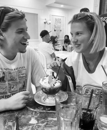 Last Saturday (24), Millie Bobby Brown, 18, star of 'Stranger Things', used social media to show all her passion for her boyfriend Jake Bongiovi, 20, son of singer Jon Bon Jovi. (Photo: Instagram release)