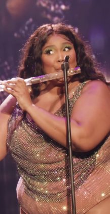 On social media, Lizzo shared videos of the moment she received the flute on stage diretamente das mãos da representante da Biblioteca, Carla Hayden. (Photo: Instagram release)