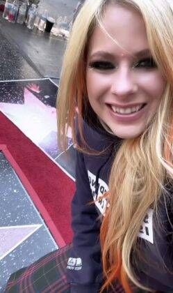Avril Lavigne, 37, inaugurated her star on the Hollywood Walk of Fame last Wednesday (31). (Photo: Instagram release)