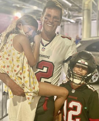 The couple would be willing to share joint custody in any separation. According to People, the marital crisis would have worsened when the athlete called off his retirement and returned to the fields to play for the Tampa Bay Buccaneer earlier this year. (Photo: Instagram release)