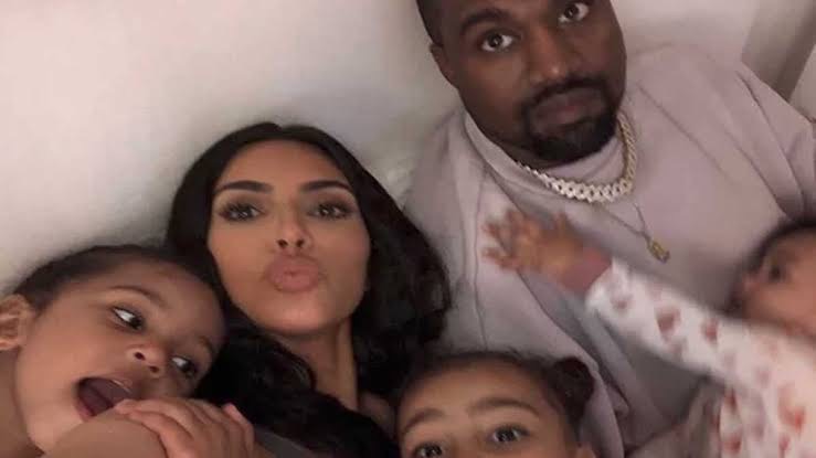 Kanye West is still talking about his controversial Yeezy Season 9 show. This Wednesday (5), the rapper took to his Instagram to vent about the criticism he received and expressed outrage at public figures who did not support him when he complained about not being able to see his children with Kim Kardashian earlier this year. (Photo: Instagram release)