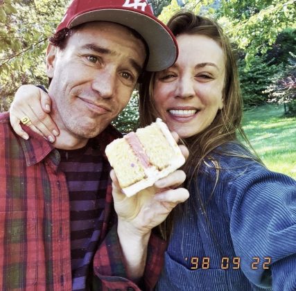 Beyond blessed and over the moon… I you, Tom Pelphrey!!!”, wrote Cuoco in the caption of a photo in which they appear holding a slice of cake with pink filling. (Photo: Instagram relelase)