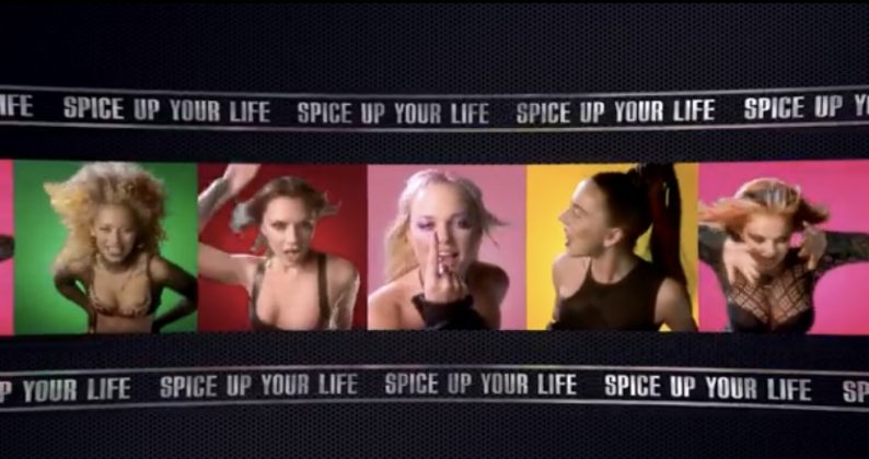 The Spice Girls released this Friday (14), an alternative version of the video for "Spice Up Your Life", with never-before-seen footage from the recording of the original video, officially released in 1997. (Photo: Youtube release)