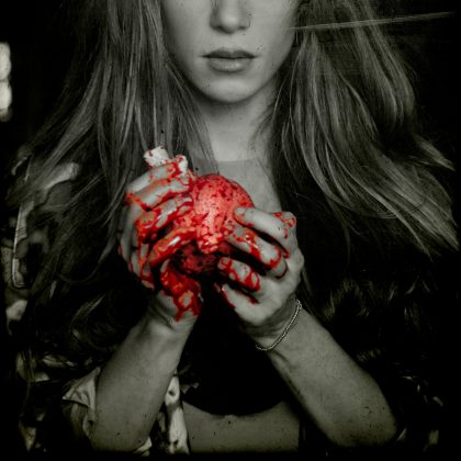 With recent publications made by Shakira on social media, and the release of some excerpts of the song, fans are already speculating that the lyrics must address the recent divorce of the Colombian star, with football player Gerard Piqué. The single's cover features the artist in black and white holding a red heart, reinforcing the assumption that this is a song for the heartbroken. (Photo: Twitter release)