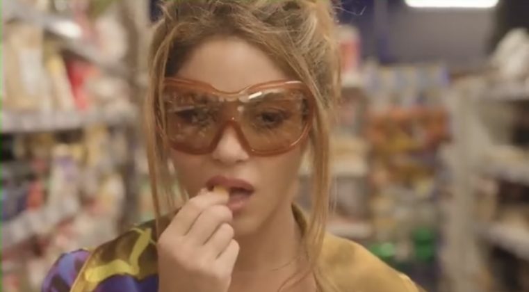In the preview, Shakira appears in a supermarket, a little bored, and eating snacks. (Photo: Twitter release)