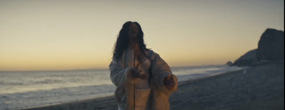 The video was recorded on the beach at sunset. In the images, the singer appears feeling the breeze and sings with all her emotion, in addition to making a bonfire. (Photo: Youtube release)