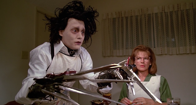 Edward Scissorhands (1990). Peg Boggs (Dianne Wiest) discovers Edward (Johnny Depp), a young man who lives alone in a castle on top of a mountain, created by an inventor (Vincent Price) who died before he gave hands to the strange being, who only has huge blades in his back. their place. This prevents him from being able to approach humans, except to create revolutionary haircuts, but he gives vent to his inner loneliness by pruning vegetation into figures or carving beautiful images in ice. However, Edward is a victim of his innocence and, if he is loved by some, he is persecuted and used by others. (Photo: 20th Century Fox release)