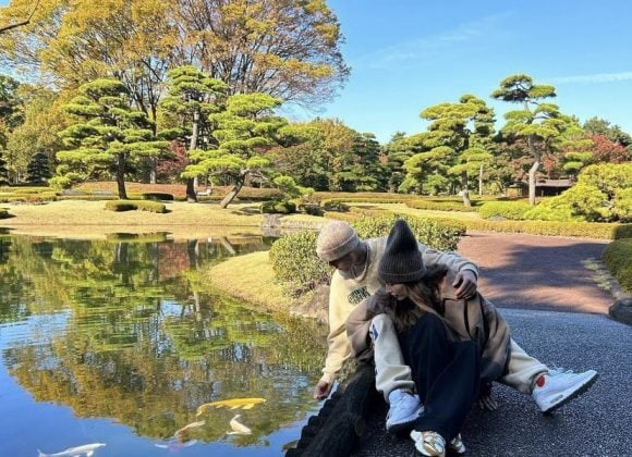 The couple is in Japan and was spotted by a fan while walking in disguise. The singer could not go unnoticed with his black wig. (Photo: Instagram release)