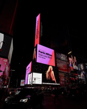 With the new release, Paris appeared on the screens of Times Square (Photo: Instagram)