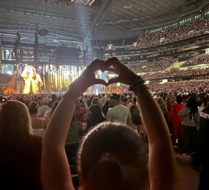 Selena Gomez thanked her friend for welcoming her and her sister to the 'Eras tour' show. (Photo: Instagram)