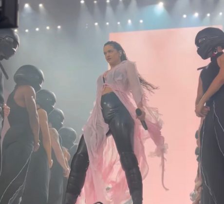 With a game of images made directly from the stage, Rosalía innovated in the show held at Coachella. (Photo: Instagram)