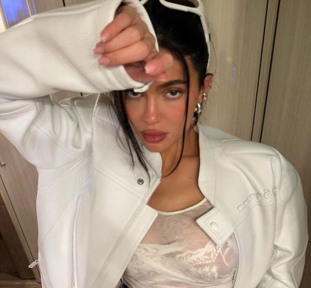 Kylie criticized beauty standards during the Kardashians reality show. (Photo: Instagram)