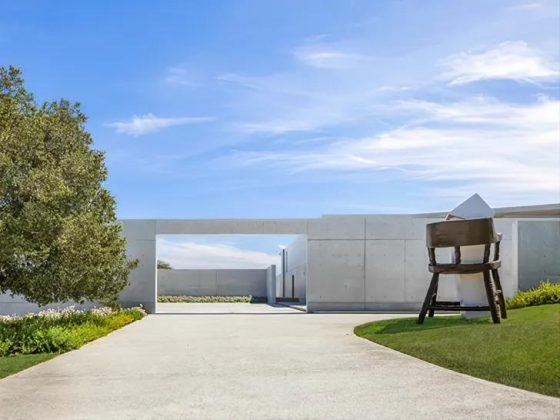 The entrance to Beyonce and Jay-Z's new home. (Photo: disclosure)