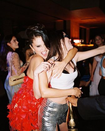 Selena Gomez with her friend. (Photo: Instagram)
