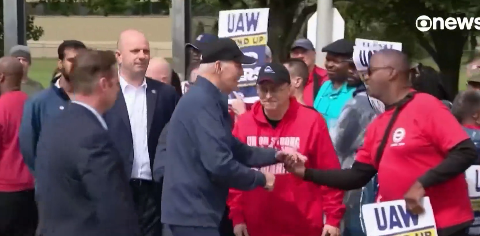 On Tuesday (26), the President of the United States, Joe Biden, participated in a picket with auto industry workers in Belleville, Michigan. He expressed support for the call for a 40% pay rise and said workers deserve "much more" than they are receiving. (Photo:Twitter)