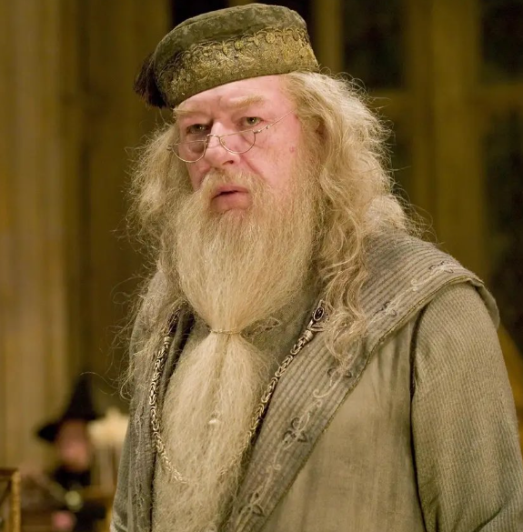 He was the second actor to play Dumbledore in the “Harry Potter” films. He joined the cast of the films after the death, in 2002, of Richard Harris (Photo: Twitter)