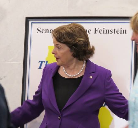 Over three decades on Capitol Hill, Feinstein stood out for her defense of limitations on the right to bear arms, a controversial topic in the United States (Photo: Facebook)