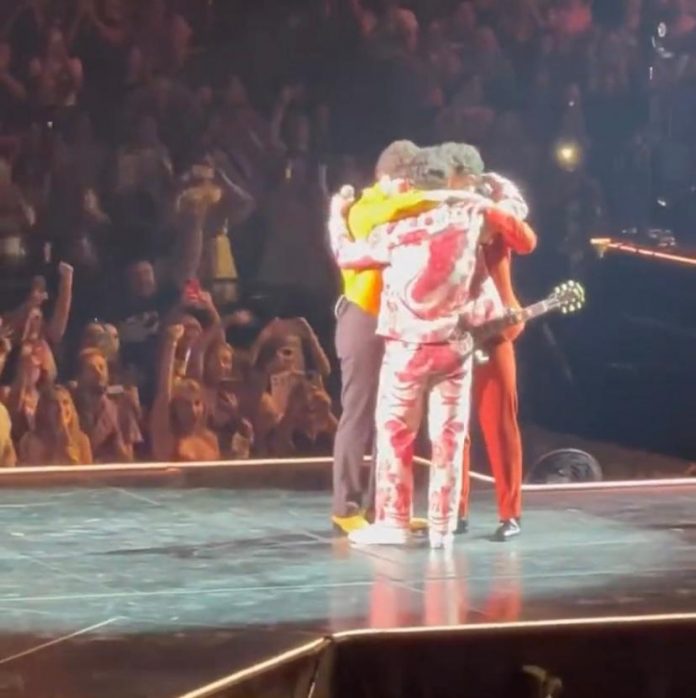 Yesterday (6), the Jonas Brothers shared a group hug during their performance in Phoenix, Arizona. It was the first one since Joe Jonas filed for divorce from Sophie Turner.(Photo: Twitter)