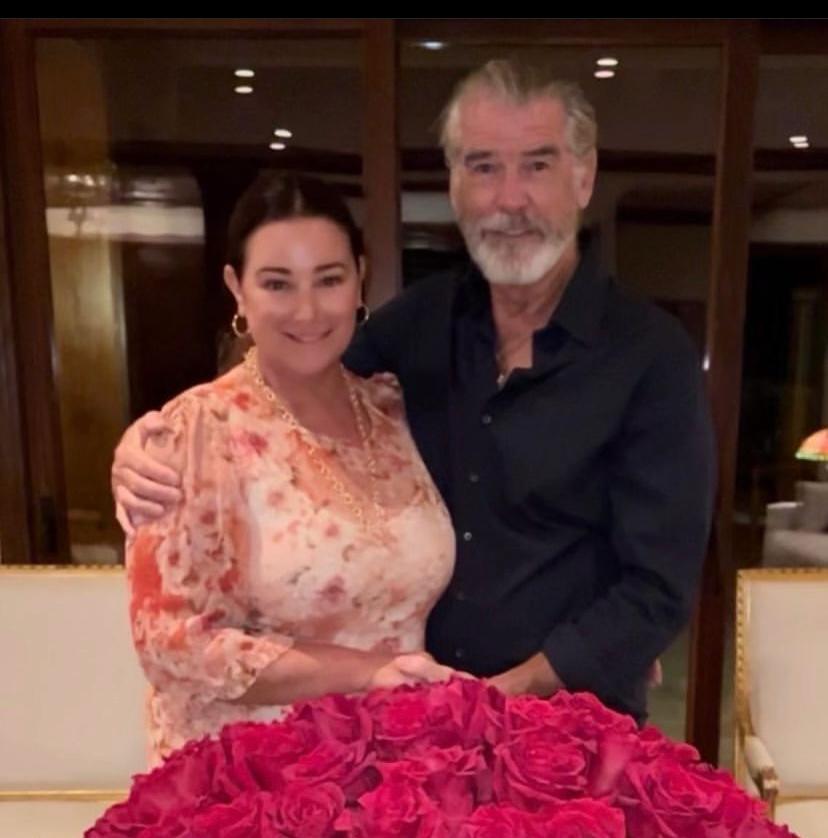 In his Instagram account, he shared a picture of he and Kelly, with her holding a bouquet of 60 red roses. (Photo: Instagram)