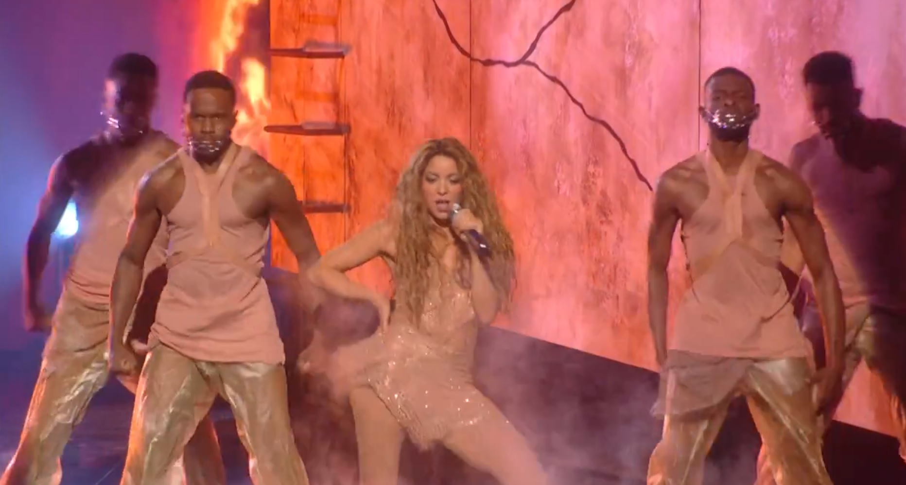 Shakira started her performance with the song "She Wolf". (Photo: Twitter/VMAS)