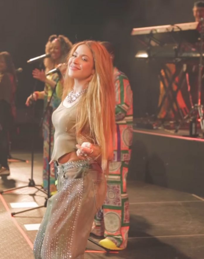 Shakira sang a new version of the song, as she took the stage by surprise at the concert of her friend Carlos Vives. (Photo: Instagram)