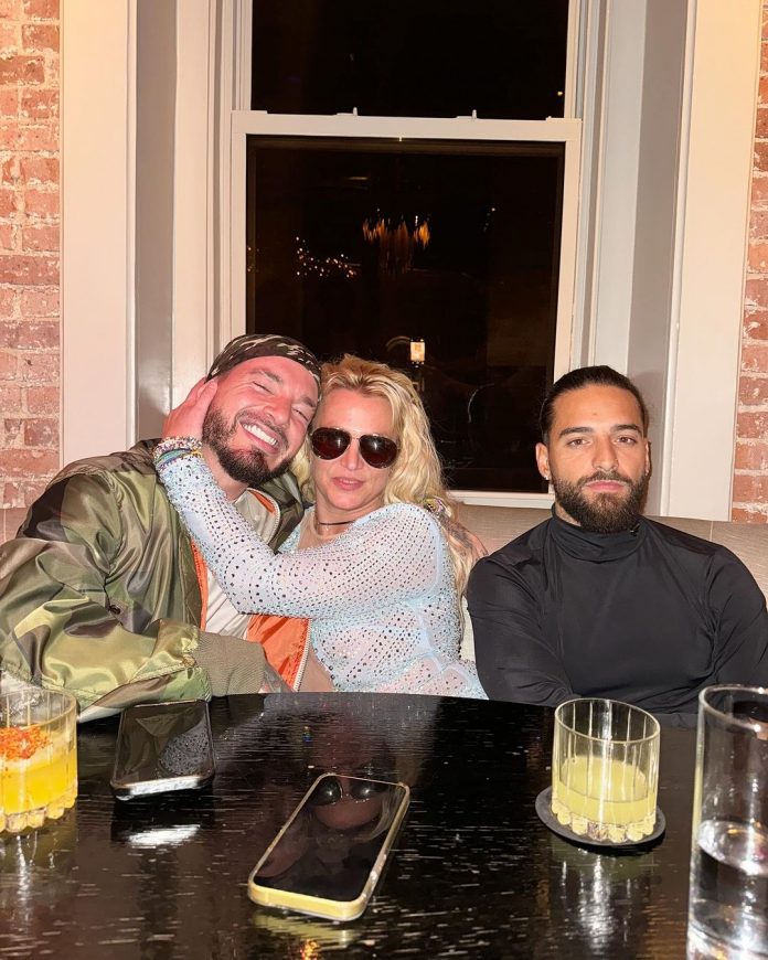 This Thursday (12), Maluma posted a photo of the dinner on his Instagram. In the image, Britney and Balvin are hugging, while he seems a little distant, with a bored expression. (Photo:Instagram)