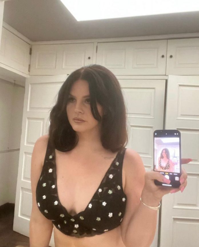 This Monday (9), Lana Del Rey responded to an internet troll after the woman accused her of “practicing witchcraft”.(Photo: Instagram)