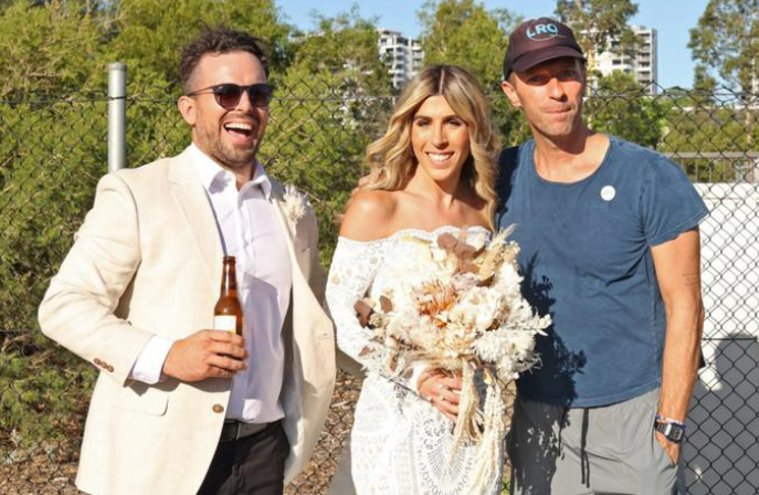 Barefoot and wearing shorts and a t-shirt, the Coldplay singer was passing by the location where the outdoor ceremony was taking place along the Swan River on Friday afternoon (17). (Photo:Twitter)