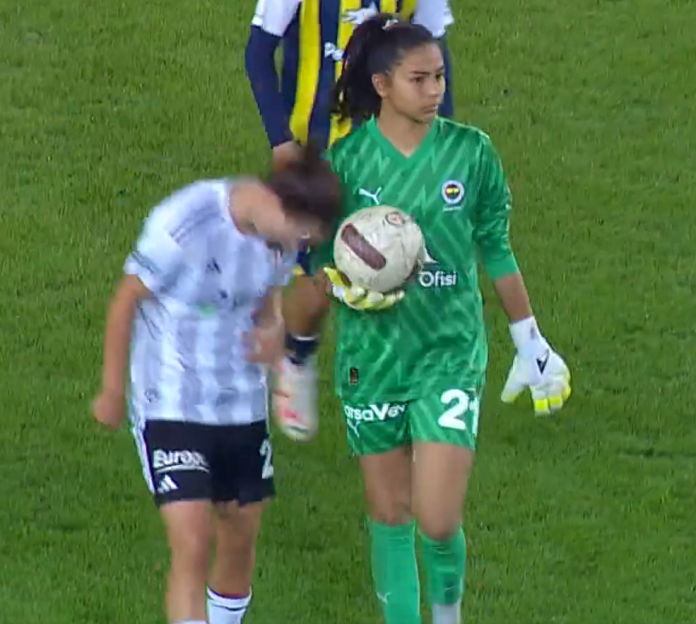 Fenerbahçe were ahead, leading 3-1, when the incident occurred. Goalkeeper Göknur was preparing to make a throw with her hands in the 94th minute, with less than two minutes left in the match. However, Besiktas' Halilaj surprisingly appears from behind and heads the ball, which was in the goalkeeper's hands. (Photo:Twitter)