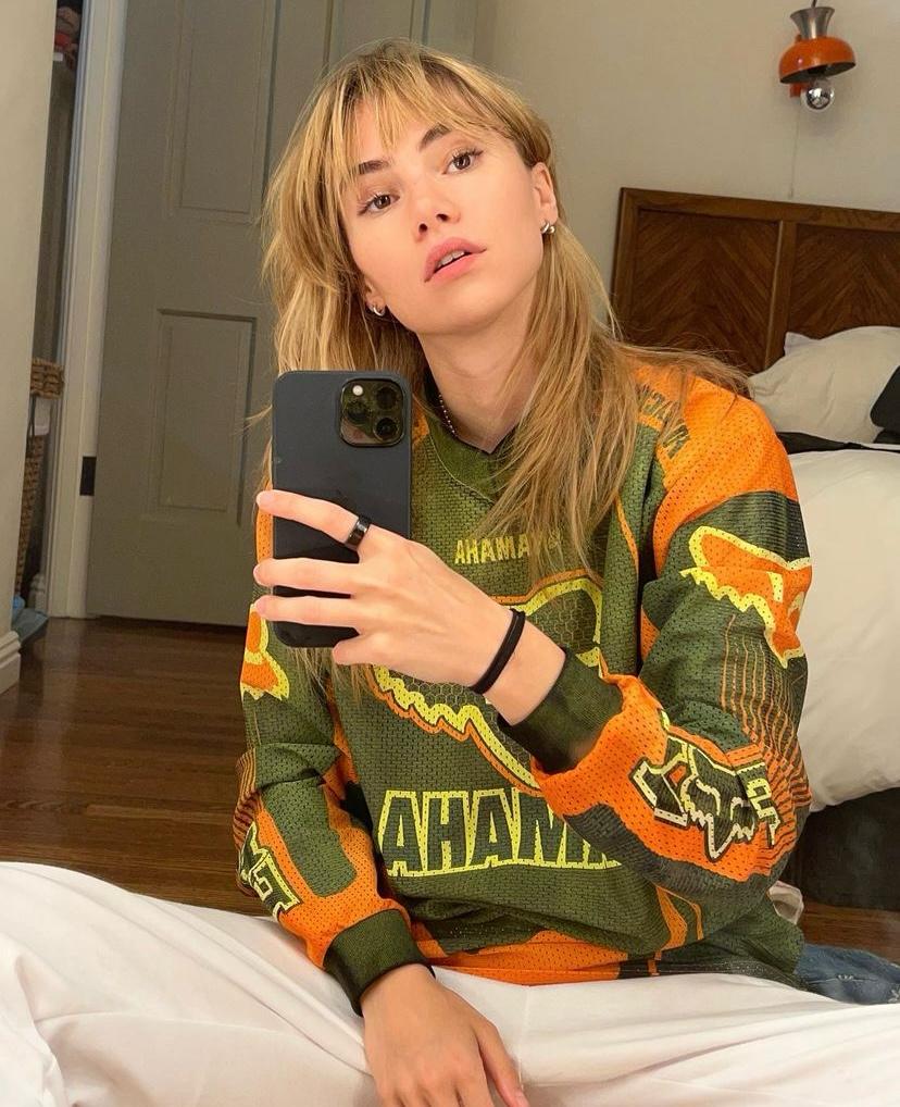 Suki Waterhouse shared a bump photo confirming she’s expecting a baby with Robert Pattinson.(Photo: Instagram)
