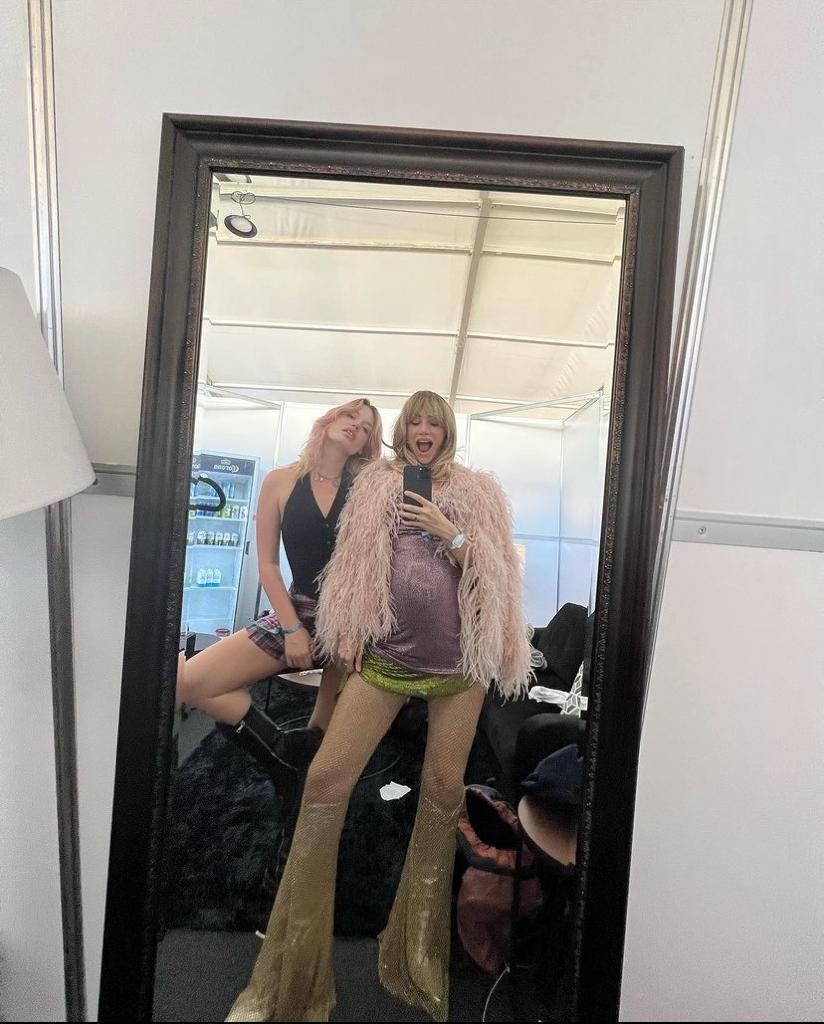 In her Instagram account, Suki posted a mirror selfie showing off her budding belly this Monday (20). (Photo: Instagram)