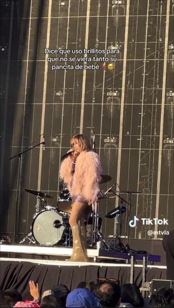 She was wearing the same glittery pink dress and feathered coat she wore onstage during her Sunday’s (19) performance. (Photo: TikTok)