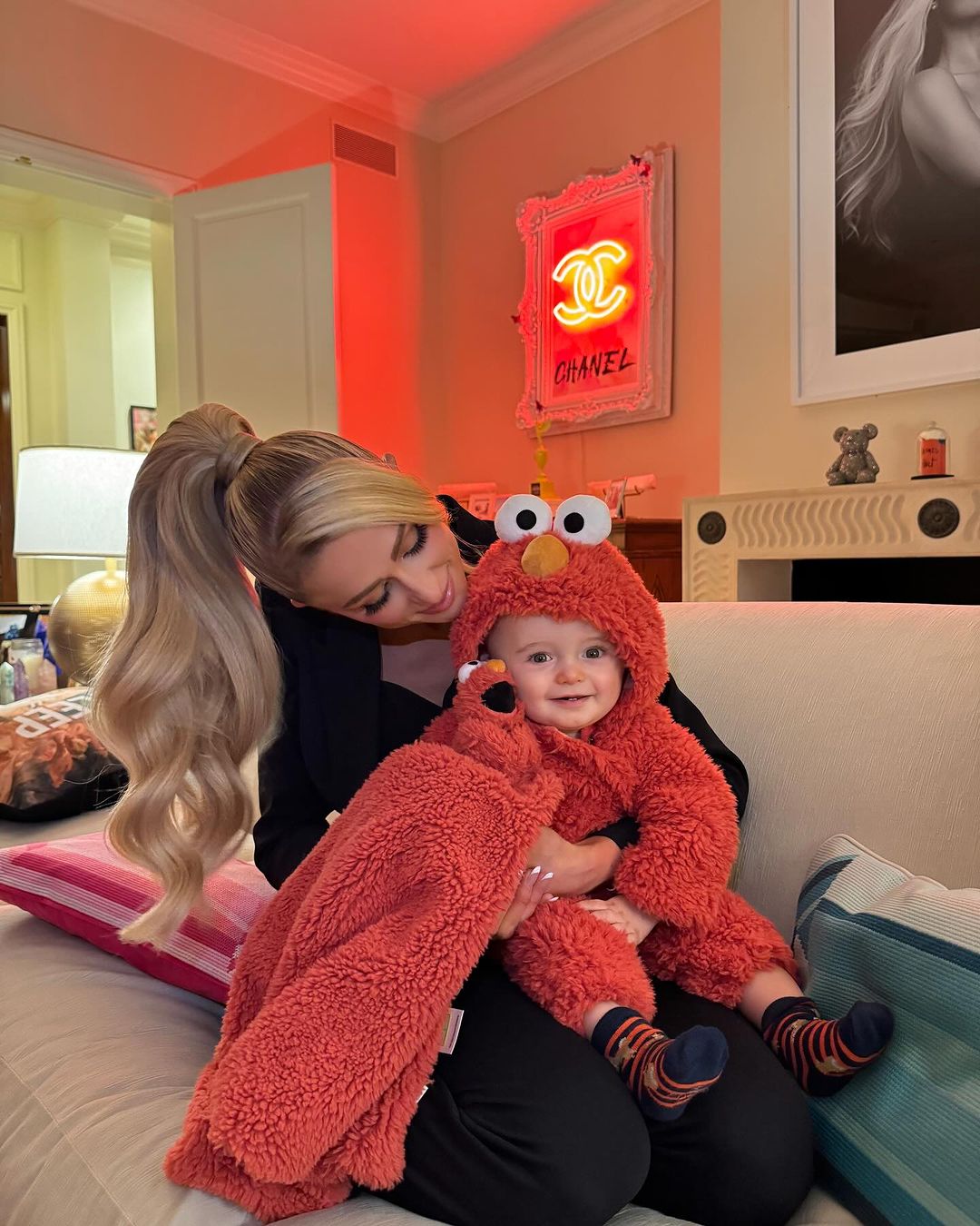 Paris Hilton attended the GQ Men of the Year Awards in Los Angeles last Thursday (16). During the event, she shared with People Magazine her immense happiness with motherhood, highlighting her obsession with Phoenix Barron, her son. (Photo;Instagram)